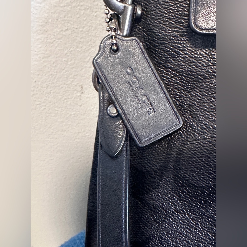 Coach clutch with gun metal hardware - Picture 2 of 10